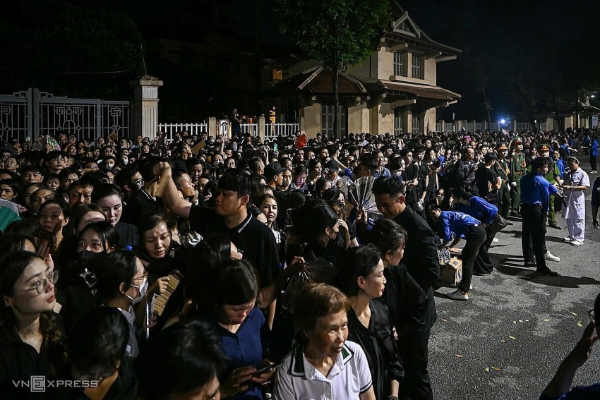 Hàng ngàn, hàng vạn người dân thành kính vào viếng Tổng Bí Thư Nguyễn Phú Trọng