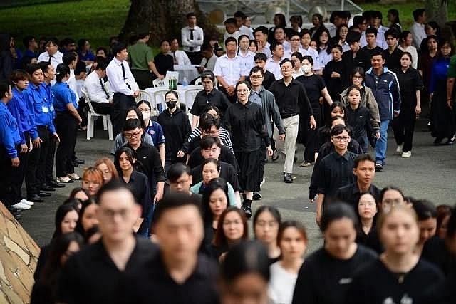 Hàng ngàn, hàng vạn người dân thành kính vào viếng Tổng Bí Thư Nguyễn Phú Trọng