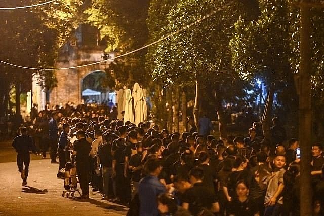 Hàng ngàn, hàng vạn người dân thành kính vào viếng Tổng Bí Thư Nguyễn Phú Trọng