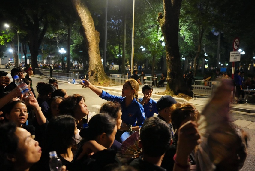 Hàng ngàn, hàng vạn người dân thành kính vào viếng Tổng Bí Thư Nguyễn Phú Trọng