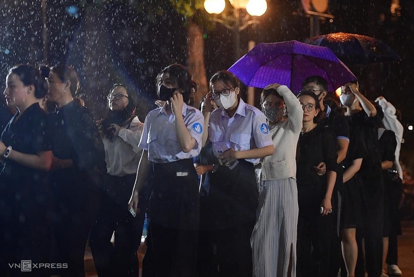 Hàng ngàn, hàng vạn người dân thành kính vào viếng Tổng Bí Thư Nguyễn Phú Trọng