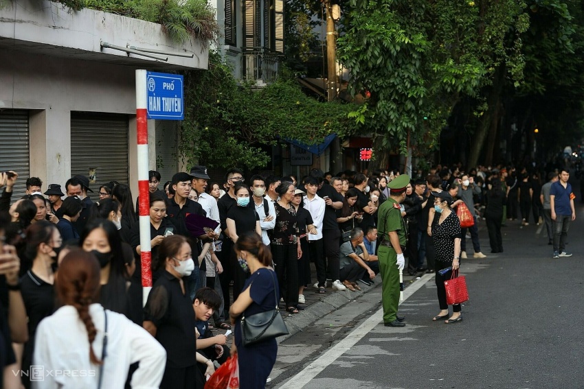Hàng ngàn, hàng vạn người dân thành kính vào viếng Tổng Bí Thư Nguyễn Phú Trọng