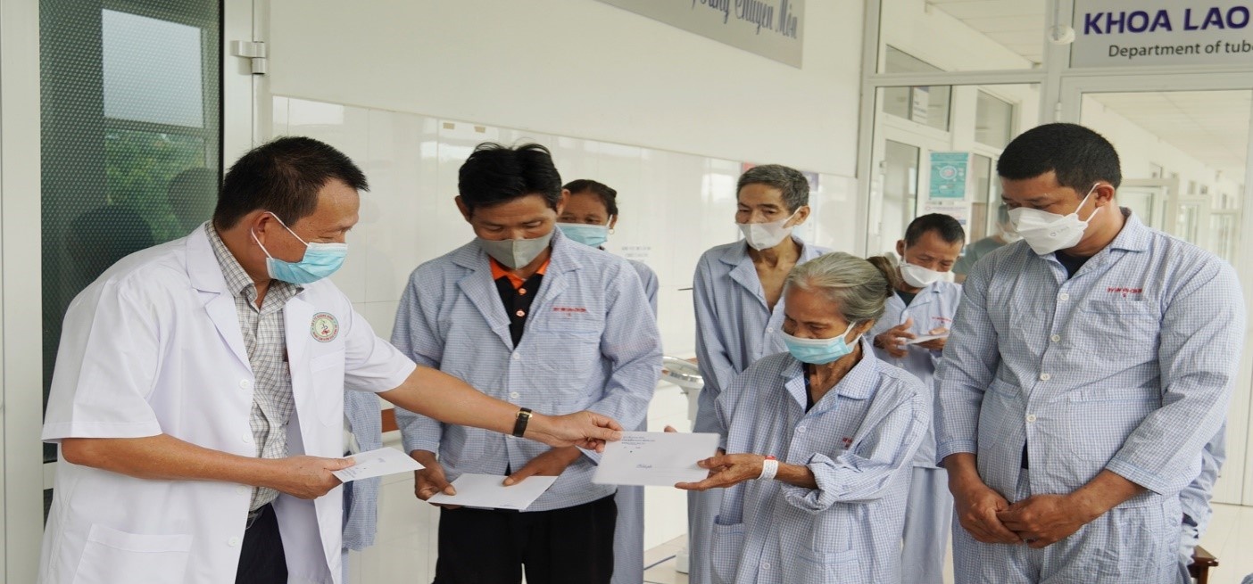 Trung tâm Kiểm soát bệnh tật Quảng Bình tổ chức trao tặng 20 suất quà cho người bệnh lao có hoàn cảnh khó khăn trên địa bàn tỉnh. Giám đốc CDC Quảng Bình bác sĩ Đỗ Quốc Tiệp trao quà cho bệnh nhân lao có hoàn cảnh khó khăn nhân Ngày Thương binh-Liệt sỹ 27/7.