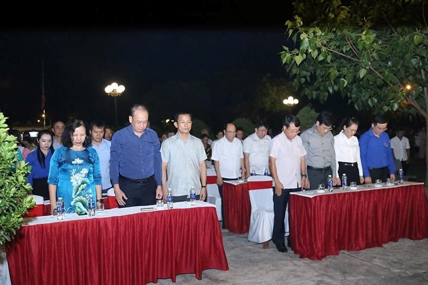 Các đại biểu, cùng người dân mặc niệm để tưởng nhớ đồng chí Tổng Bí thư Nguyễn Phú Trọng và các anh hùng liệt sĩ. Các đại biểu, cùng người dân mặc niệm để tưởng nhớ đồng chí Tổng Bí thư Nguyễn Phú Trọng và các anh hùng liệt sĩ.
