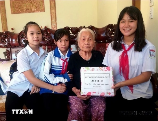 Học sinh thành phố Tuyên Quang thăm hỏi, tặng quà cho thân nhân liệt sỹ. (Ảnh: TTXVN) Học sinh thành phố Tuyên Quang thăm hỏi, tặng quà cho thân nhân liệt sỹ. (Ảnh: TTXVN)