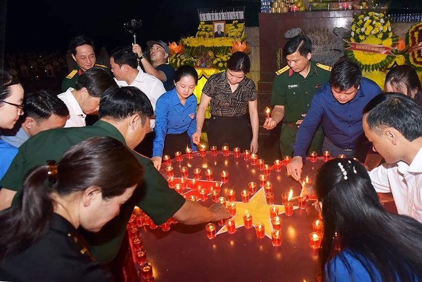 Để bày tỏ lòng tiếc thương, tưởng nhớ đồng chí Tổng Bí thư Nguyễn Phú Trọng và công lao to lớn, sự hy sinh anh dũng của các anh hùng liệt sĩ, các đại biểu dâng hương tại đài tưởng niệm và thắp nến biểu tượng “Trái tim bất tử”.