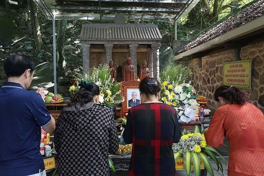 Hà Tĩnh: Người dân đến chùa cầu siêu, tưởng nhớ Tổng Bí thư Nguyễn Phú Trọng Hà Tĩnh: Người dân đến chùa cầu siêu, tưởng nhớ Tổng Bí thư Nguyễn Phú Trọng