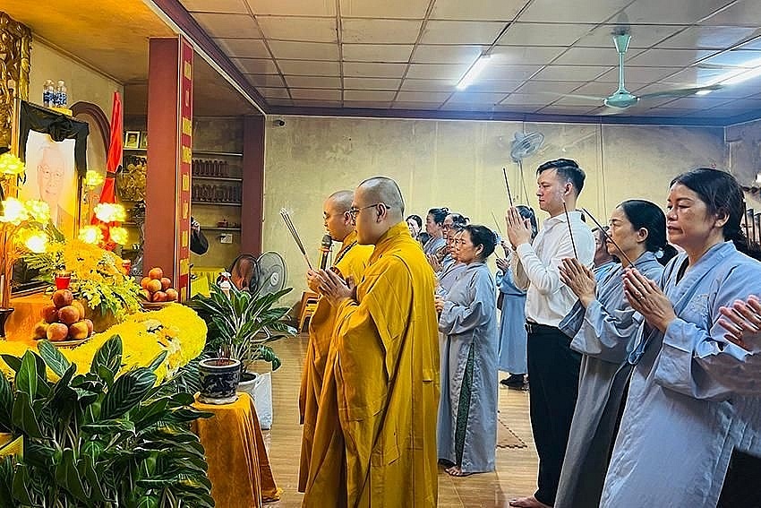 Hà Tĩnh: Người dân đến chùa cầu siêu, tưởng nhớ Tổng Bí thư Nguyễn Phú Trọng Hà Tĩnh: Người dân đến chùa cầu siêu, tưởng nhớ Tổng Bí thư Nguyễn Phú Trọng