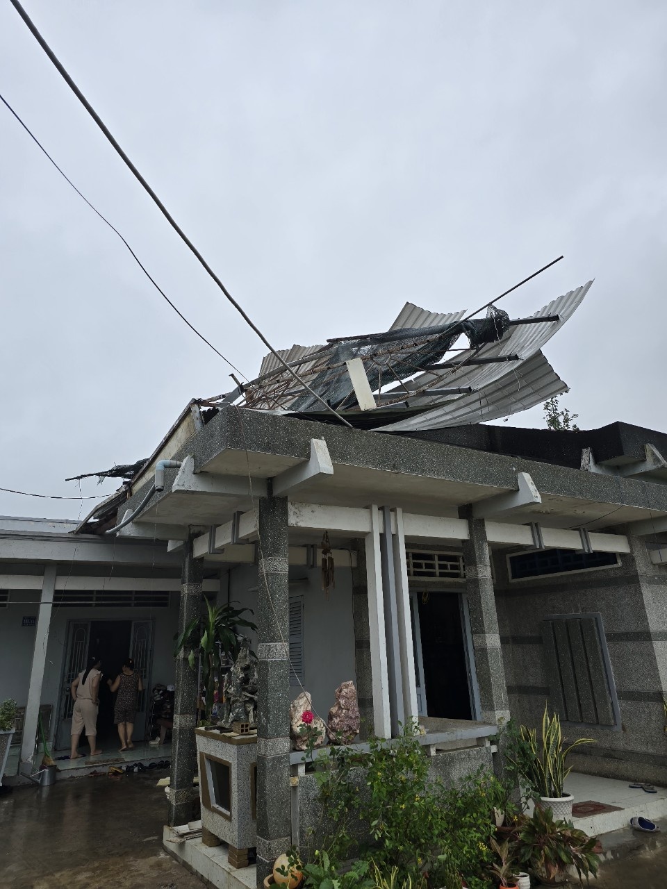 Bến Tre xảy ra lốc xoáy gây thiệt hại nặng