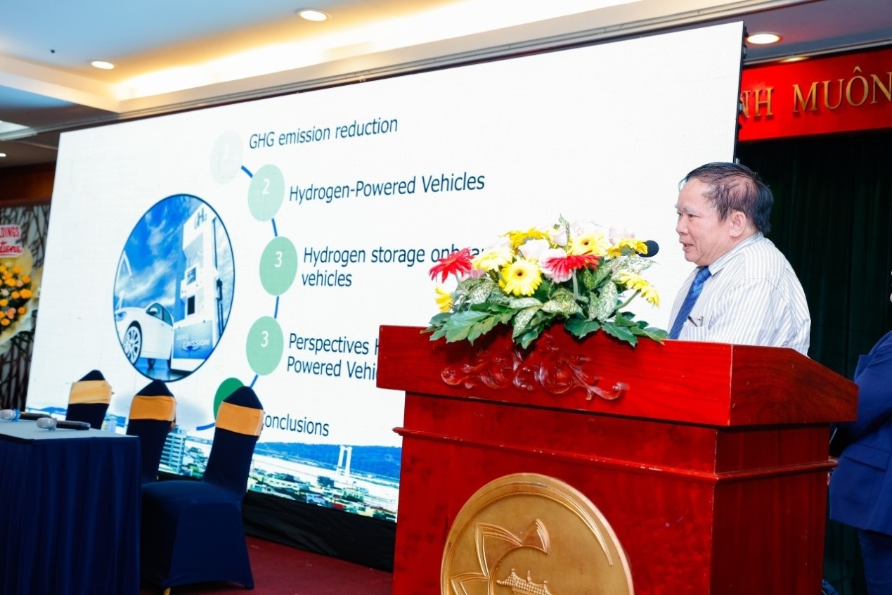 Nguyên thứ trưởng Bộ Giáo dục và Đào tạo – Thành viên Hội đồng khoa học Tập đoàn Tín Thành, GS. Bùi Văn Ga phát biểu tại hội thảo Nguyên thứ trưởng Bộ Giáo dục và Đào tạo – Thành viên Hội đồng khoa học Tập đoàn Tín Thành, GS. Bùi Văn Ga phát biểu tại hội thảo