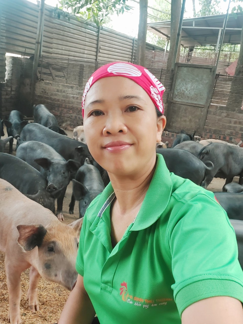 Chị Thu Thoan trong trang trại Chị Thu Thoan trong trang trại