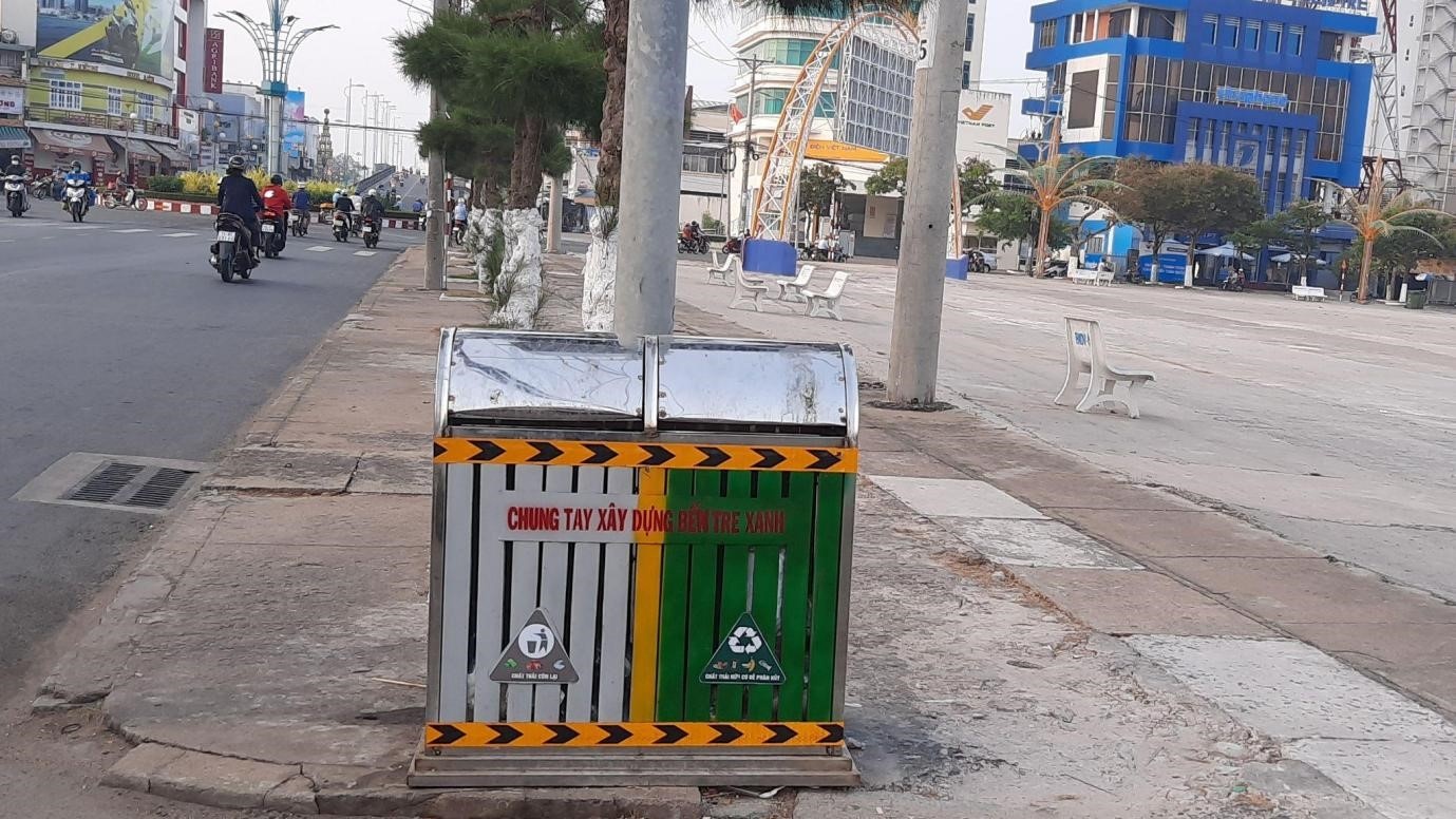Thùng phân loại rác thải được bố trí tại các nơi công cộng ở Bến Tre.