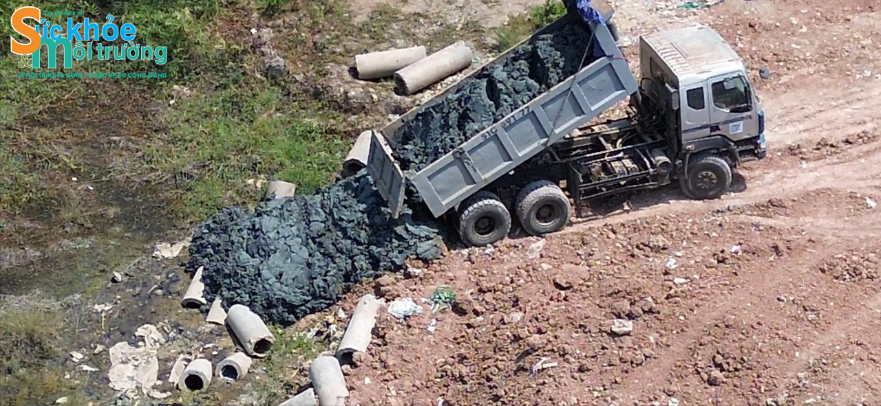 Xe chở bùn thải chưa qua xử lý đổ trực tiếp ra môi trường. 