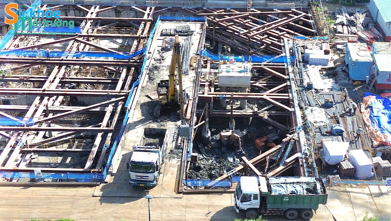 Xe mang logo VLXD Phú Thương nối đuôi nhau vào Dự án “ăn” bùn thải.