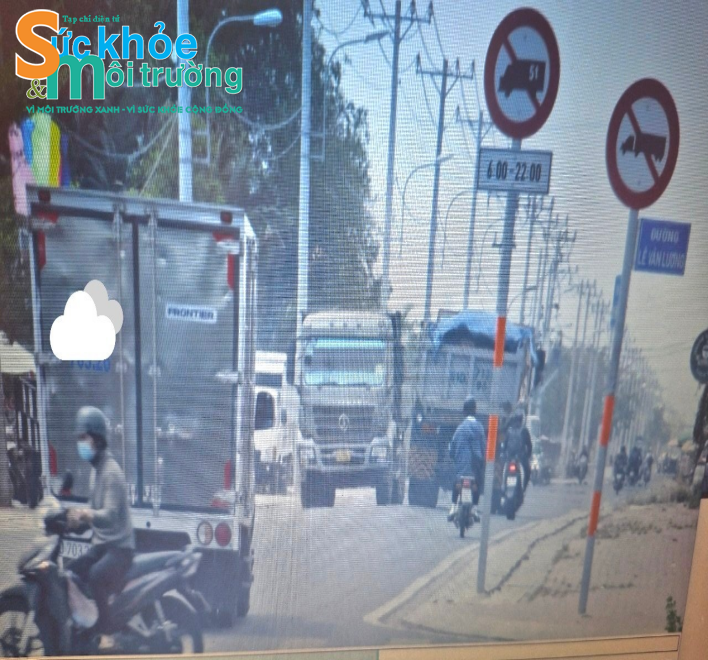 Xe chở bùn thải hàng chục tấn vô tư chạy trên đường 