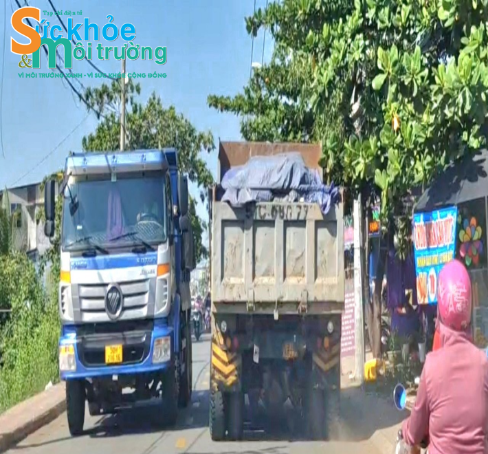 “Binh đoàn” xe tải hạng nặng chở bùn thải lưu thông vào đường cấm.
