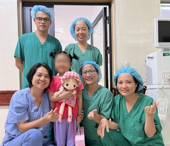 be gai 7 tuoi hoi sinh ky dieu sau ghep tim