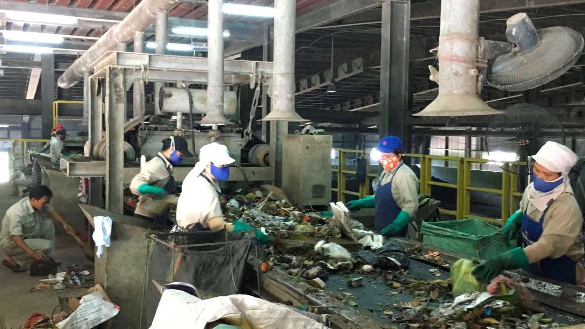 TP.HCM thực hiện tốt công tác phân loại và xử lý chất thải rắn sinh hoạt. TP.HCM thực hiện tốt công tác phân loại và xử lý chất thải rắn sinh hoạt.