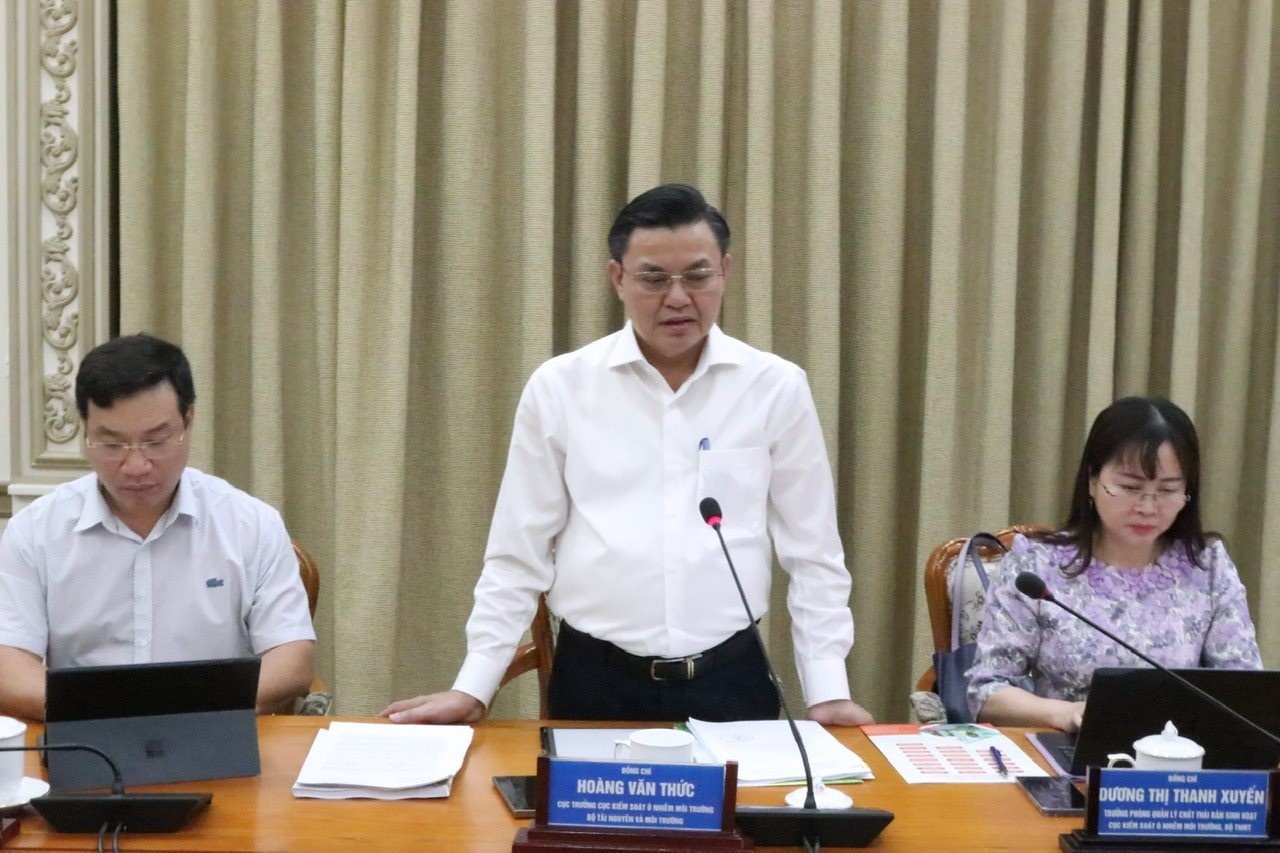 Ông Hoàng Văn Thức, Cục trưởng Cục Kiểm soát ô nhiễm môi trường phát biểu Ông Hoàng Văn Thức, Cục trưởng Cục Kiểm soát ô nhiễm môi trường phát biểu