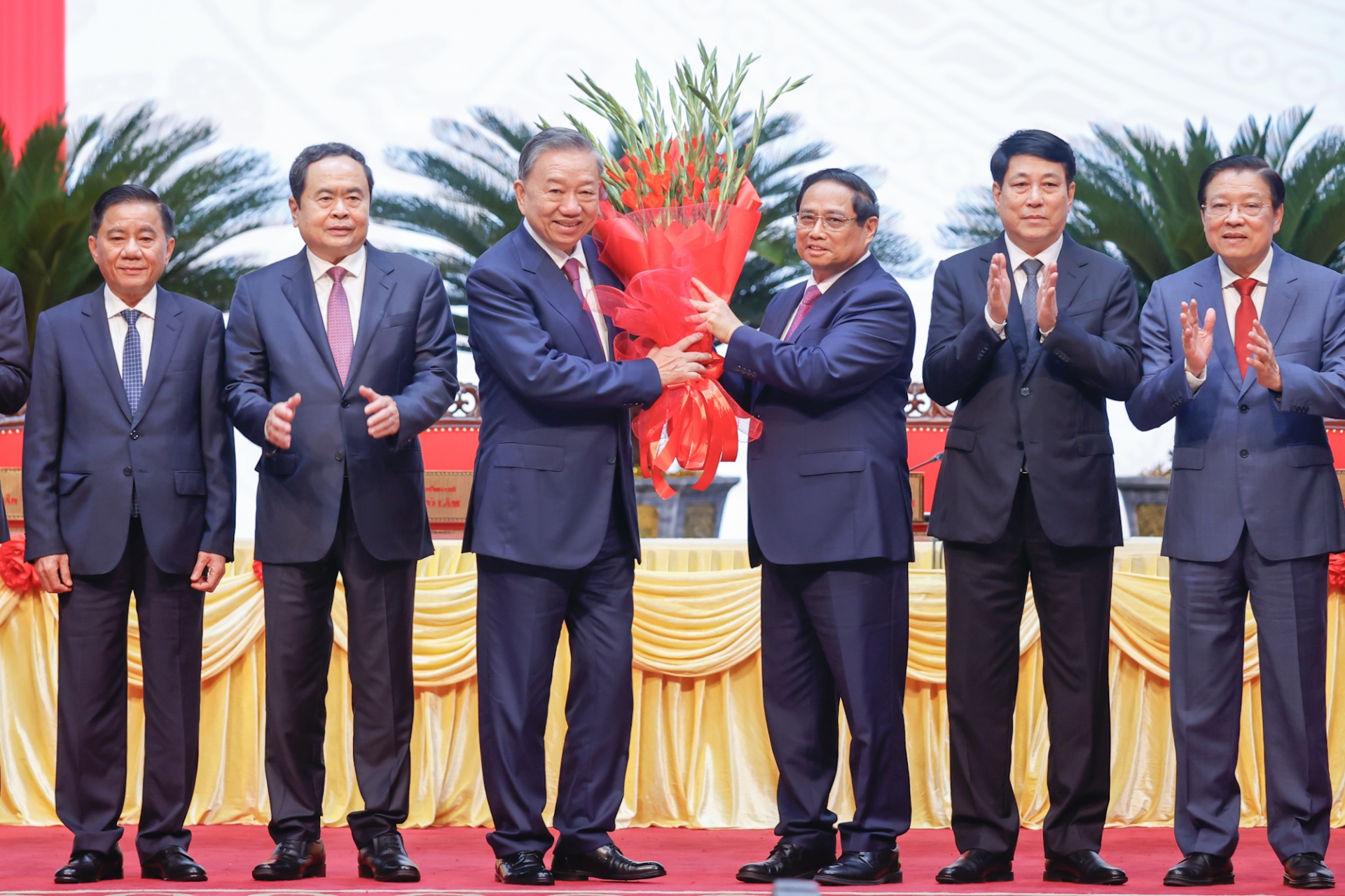 Các đồng chí lãnh đạo Đảng, Nhà nước chúc mừng Tổng Bí thư Tô Lâm - Ảnh VGP/Nhật Bắc Các đồng chí lãnh đạo Đảng, Nhà nước chúc mừng Tổng Bí thư Tô Lâm - Ảnh VGP/Nhật Bắc
