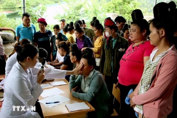 kham chua benh va cap thuoc mien phi cho nhan dan vung ngap lut o son la