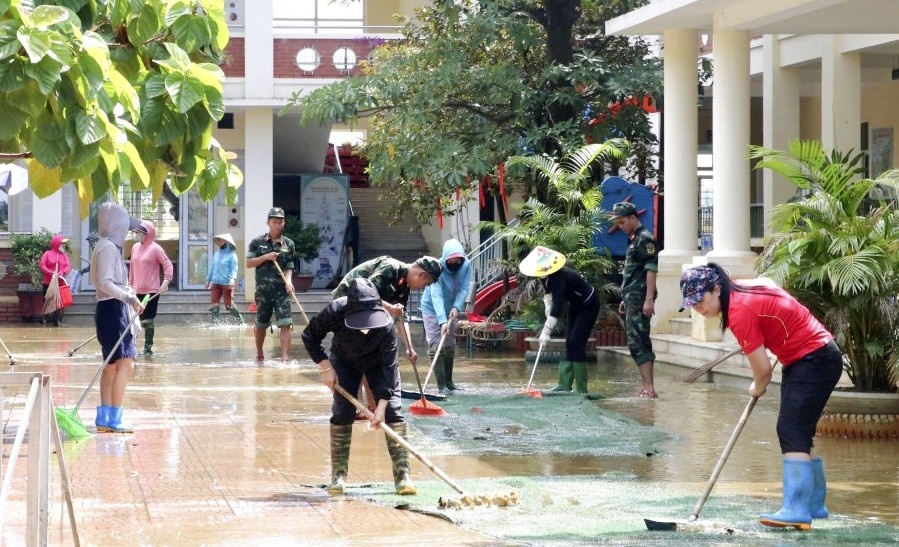 Khẩn trương dọn dẹp, vệ sinh khử khuẩn tại các trường học sau lũ