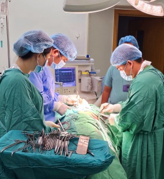 benh vien da khoa tp can tho cuu song hai cha con bi dao dam