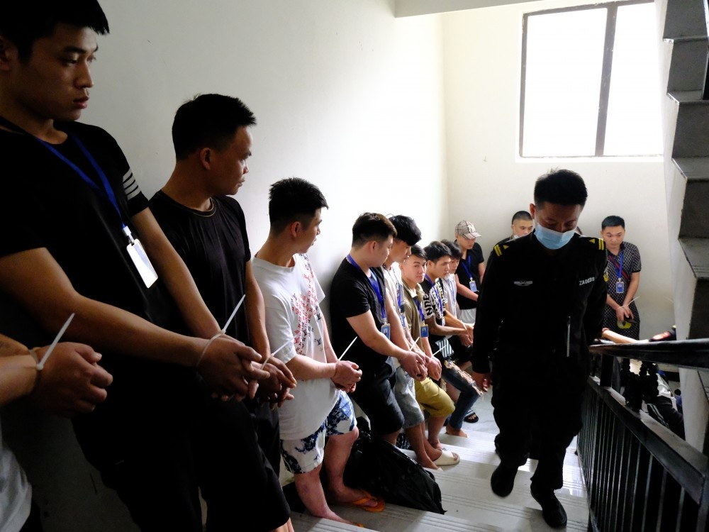 Khai thác nhanh lời khai một đối tượng nhân viên tên N.T.H, được biết: Với phương thức thủ đoạn trên, trong thời gian qua, N.T.H đã tiến hành lừa đảo đối với hơn 200 người Việt Nam, có người từng bị lừa đến 5 tỷ đồng. Với doanh số từ 7-11% dựa trên số tiền chiếm đoạt được, trung bình mỗi tháng N.T.H sẽ nhận được tối thiểu từ 8.000-10.000 nhân dân tệ tương đương với 25 triệu đến 36 triệu tiền Việt Nam.