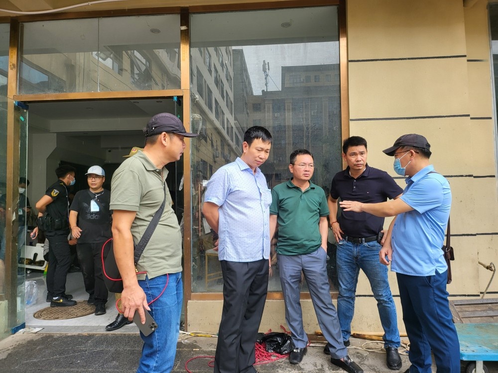 Đại tá Phạm Thanh Phương (giữa), Phó Giám đốc Công an tỉnh,trực tiếp chỉ đạo quá trình bắt giữ tại sào huyệt.