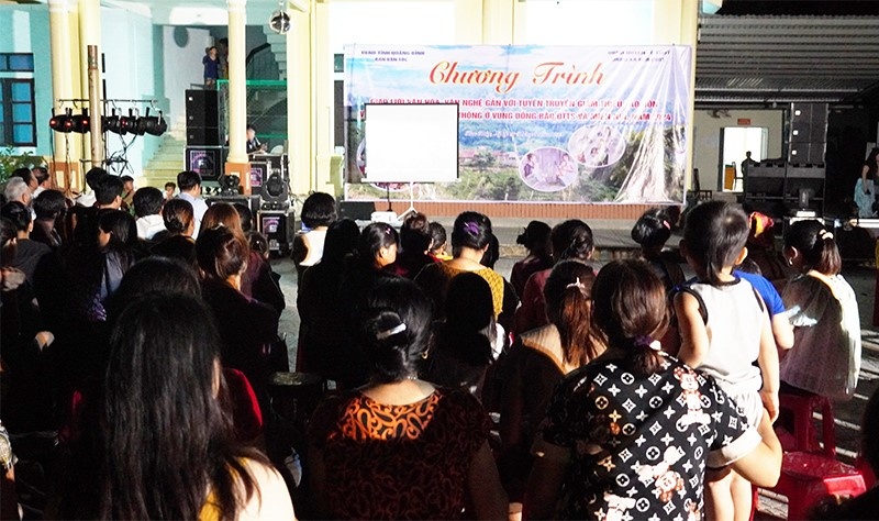 Đông đảo bà con đến xem chương trình Đông đảo bà con đến xem chương trình