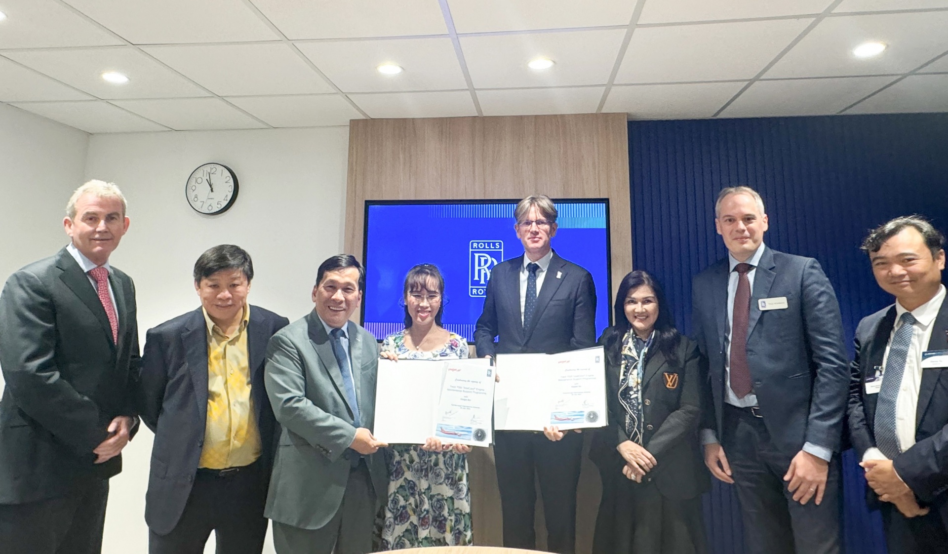 Tiến sĩ Nguyễn Thị Phương Thảo, Chủ tịch HĐQT Vietjet (thứ 4 từ trái sang) cùng các lãnh đạo cấp cao Vietjet và Rolls-Royce chứng kiến Lễ ký kết hợp đồng tại Triển lãm Hàng không quốc tế Farnborough 2024