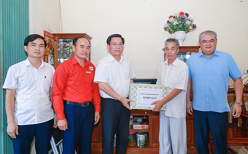Vĩnh Phúc: Chủ tịch UBND tỉnh Trần Duy Đông thăm, tặng quà nạn nhân chất độc da cam thành phố Vĩnh Yên
