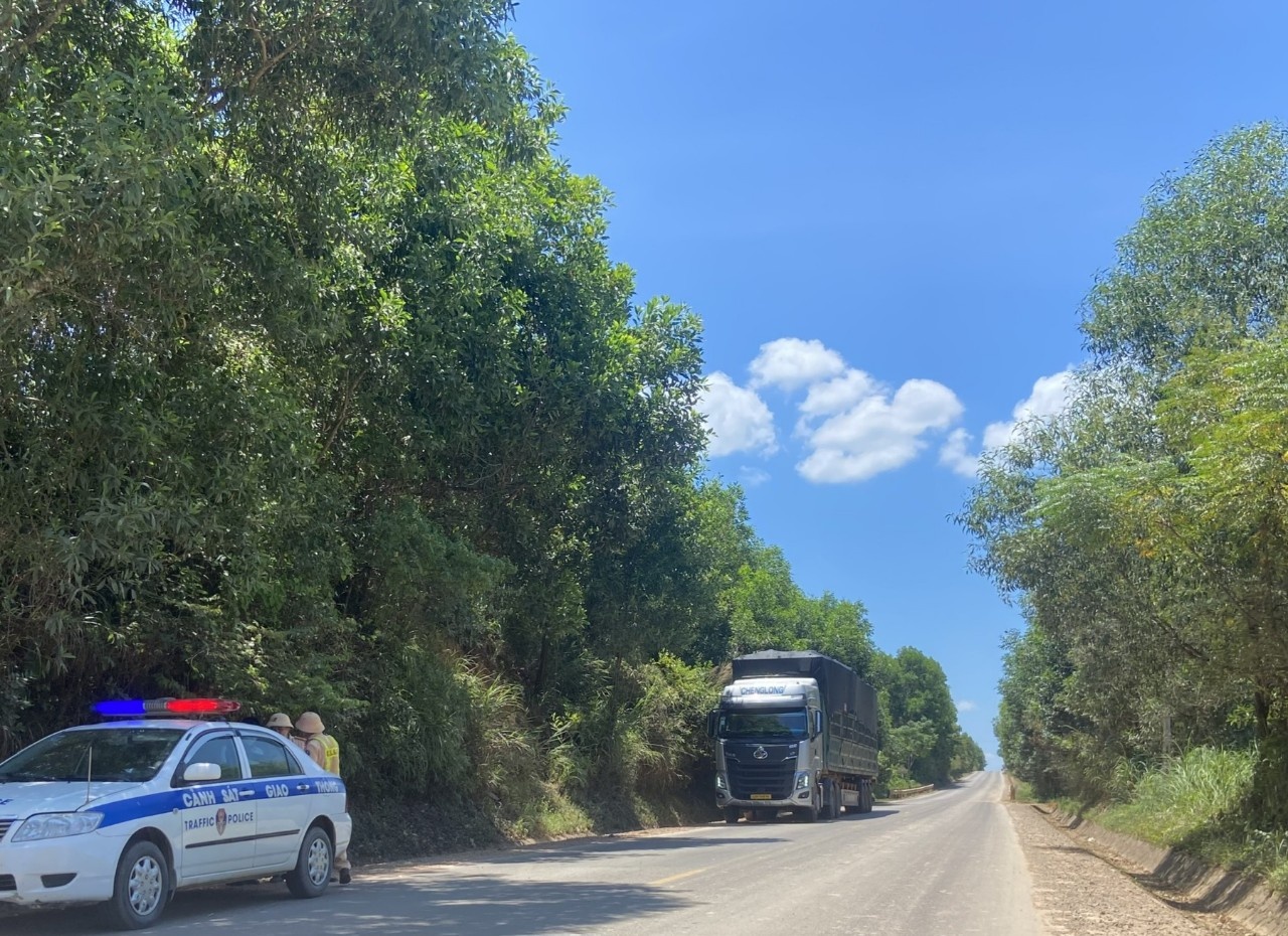 Lực lượng Trạm CSGT Đakrông kiểm tra xử lý xe và hàng hóa trên xe sơ mi rơ móoc (container) quá tải trọng. Ảnh: Vũ Nam