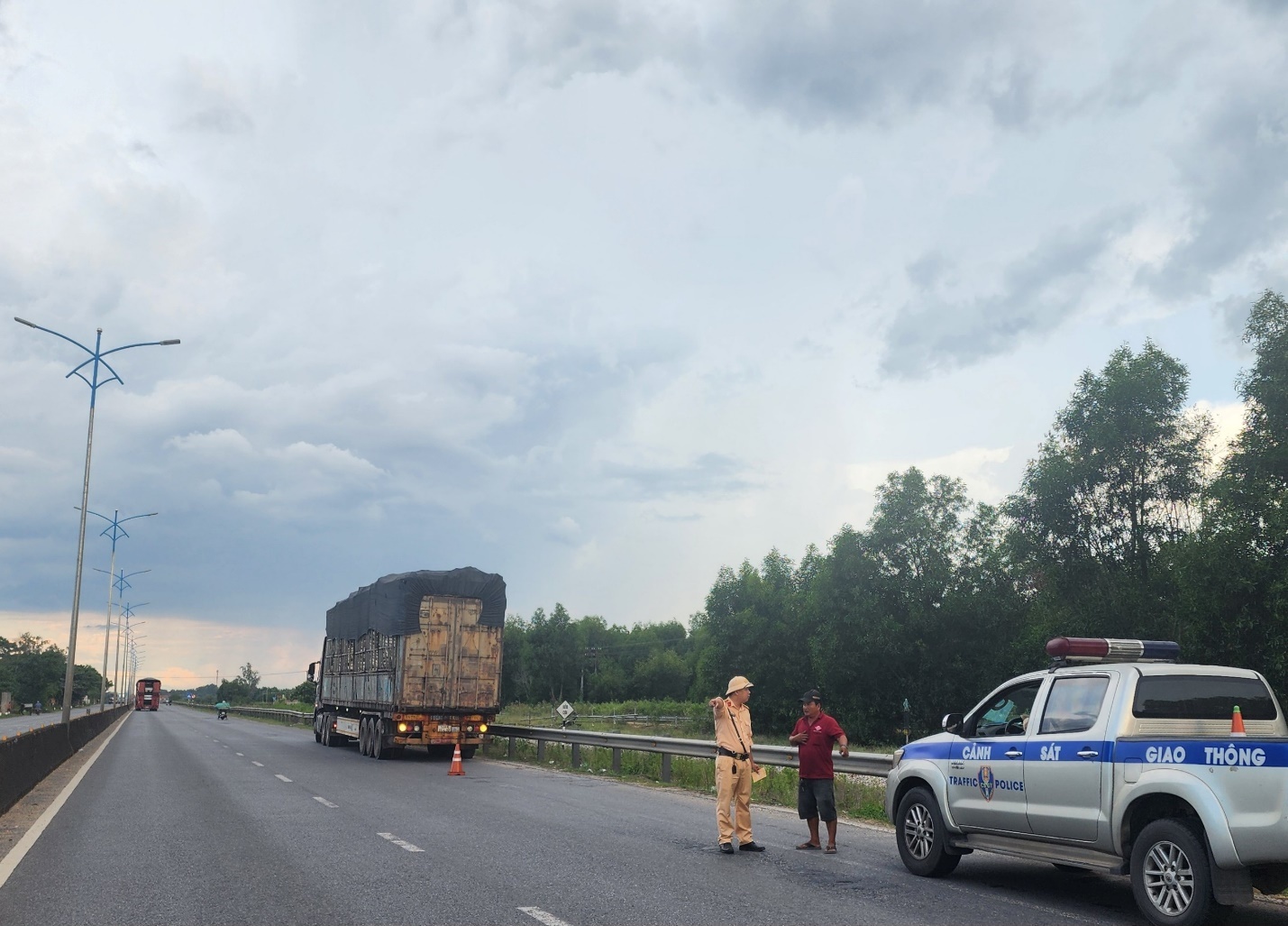Đội tuần tra kiểm soát CSGT đường bộ thuộc Phòng Cảnh sát giao thông tỉnh Quảng Trị xứ lý xe vi phạm tải trọng tại Km 783, Quốc lộ 1A thuộc địa phận Hải Lăng, tỉnh Quảng Trị. Ảnh: Vũ Nam