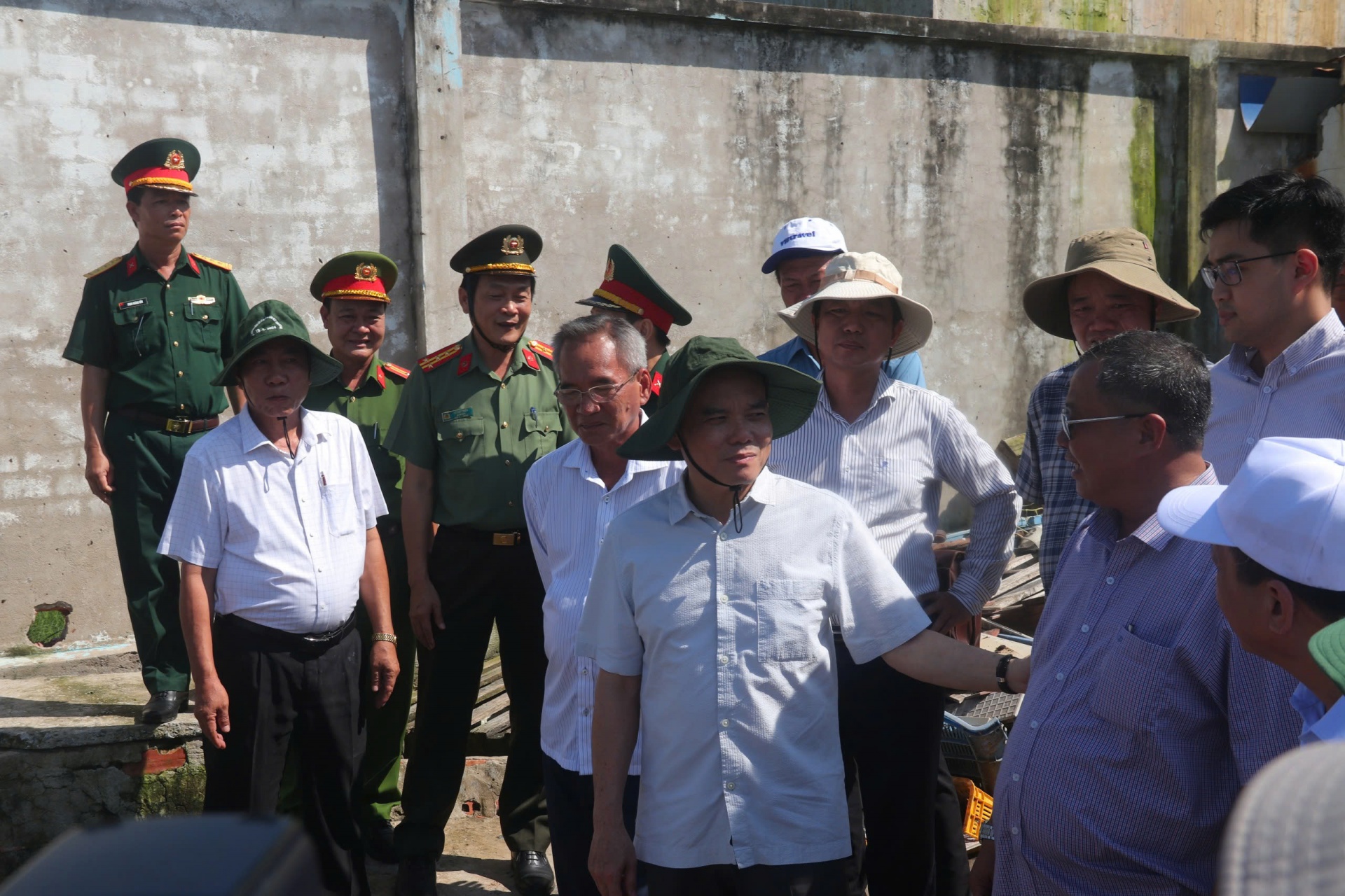 Phó Thủ tướng Trần Lưu Quang kiểm tra sạt lở tại Bạc Liêu