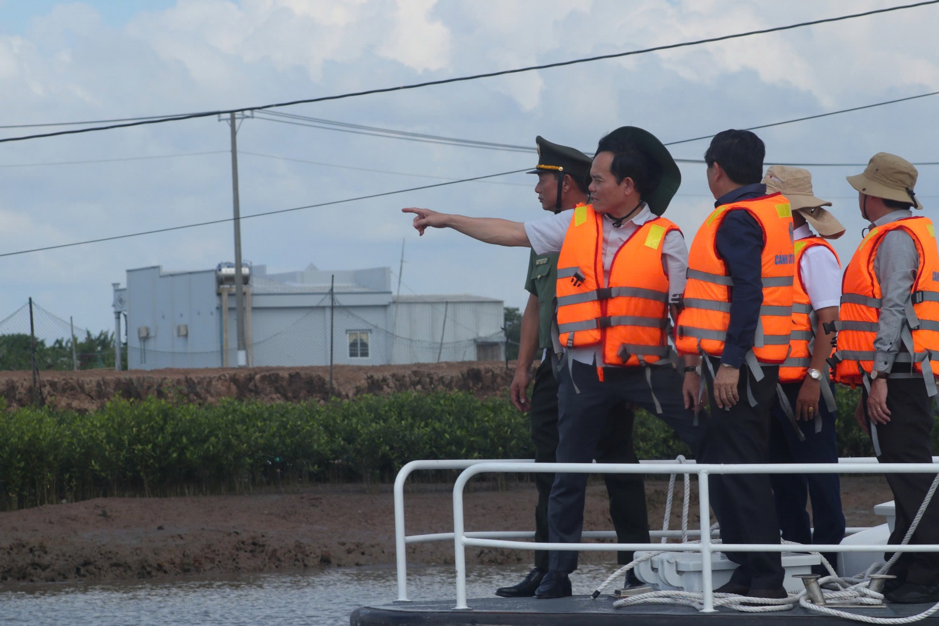 Phó Thủ tướng Trần Lưu Quang kiểm tra sạt lở tại Bạc Liêu