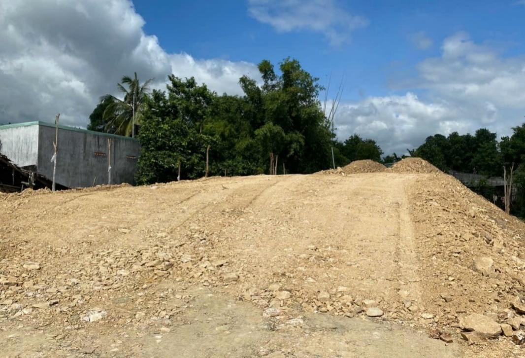 Đất khai thác trái phép đổ tại số nhà 90 Hùng Vương với khối lượng rất lớn