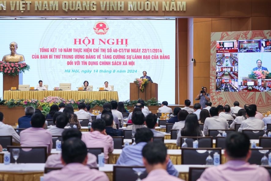Thủ tướng nêu rõ: Cần tiếp tục xác định tín dụng chính sách xã hội là giải pháp quan trọng nhằm thực hiện các chủ trương, chính sách, mục tiêu, nhiệm vụ của Đảng, Nhà nước về tăng trưởng kinh tế đi đôi với thực hiện công bằng, tiến bộ xã hội... - Ảnh: VGP/Nhật Bắc Thủ tướng nêu rõ: Cần tiếp tục xác định tín dụng chính sách xã hội là giải pháp quan trọng nhằm thực hiện các chủ trương, chính sách, mục tiêu, nhiệm vụ của Đảng, Nhà nước về tăng trưởng kinh tế đi đôi với thực hiện công bằng, tiến bộ xã hội... - Ảnh: VGP