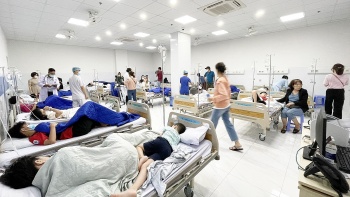 bao dong tinh trang ngo doc thuc pham tap the hang tram nguoi