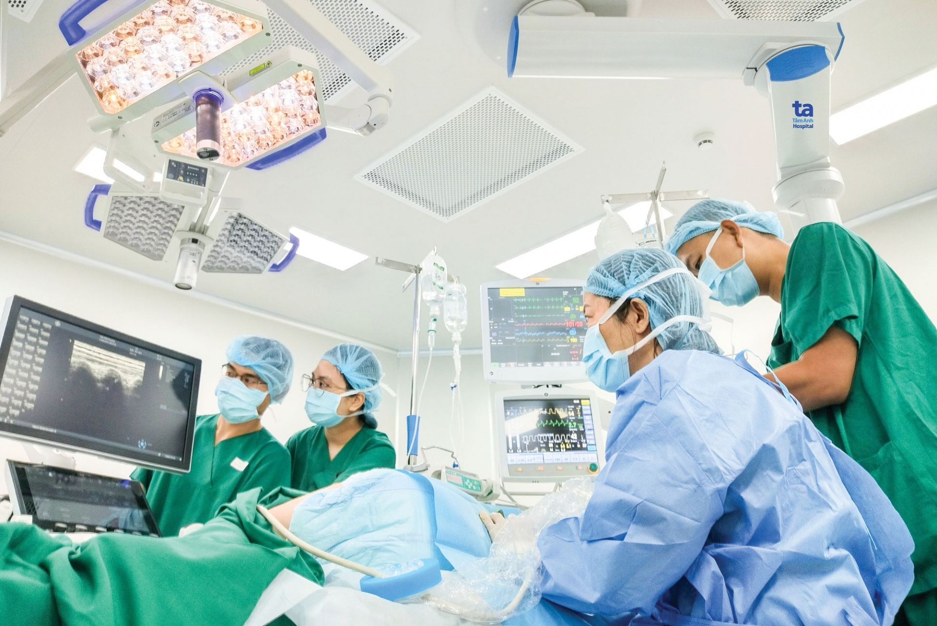 Quản lý chặt chẽ và tạo điều kiện để hệ thống y, dược tư nhân phát triển Quản lý chặt chẽ và tạo điều kiện để hệ thống y, dược tư nhân phát triển