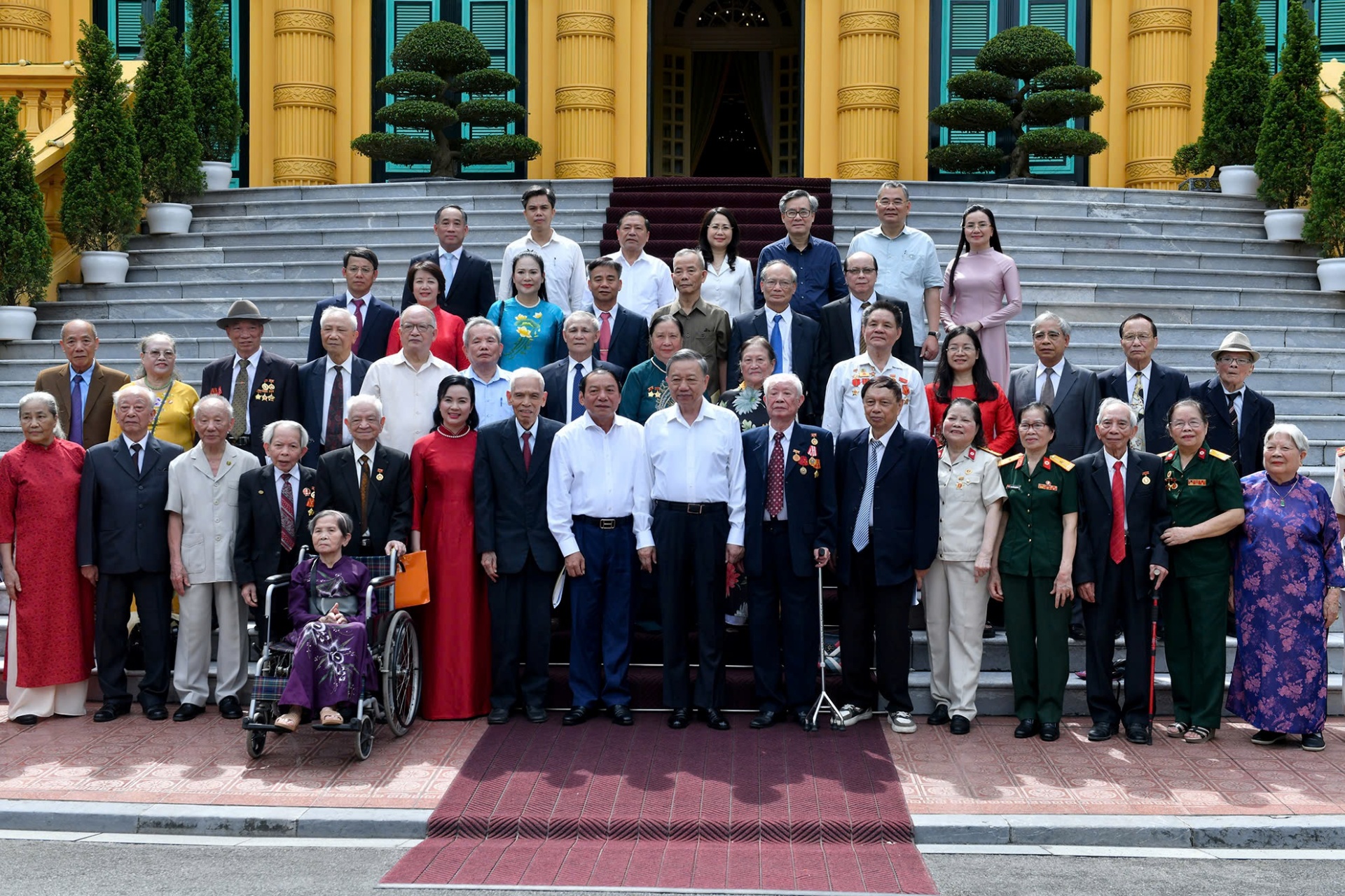 Tổng Bí thư, Chủ tịch nước Tô Lâm và các đồng chí cán bộ đã từng phục vụ Chủ tịch Hồ Chí Minh trong Khu Phủ Chủ tịch thời kỳ 1954 – 1969 và các cán bộ, nhân viên Khu di tích Chủ tịch Hồ Chí Minh tại Phủ Chủ tịch - Ảnh: VGP