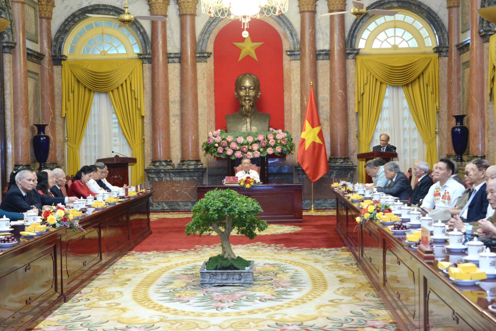 Tổng Bí thư, Chủ tịch nước Tô Lâm gặp mặt các đồng chí cán bộ từng phục vụ Chủ tịch Hồ Chí Minh giai đoạn 1954-1969 - Ảnh: VGP/Nguyễn Hoàng