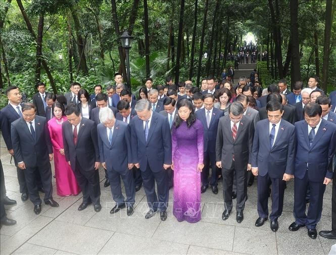 Tổng Bí thư, Chủ tịch nước Tô Lâm và Phu nhân cùng Đoàn đại biểu Việt Nam tưởng niệm Liệt sĩ Phạm Hồng Thái