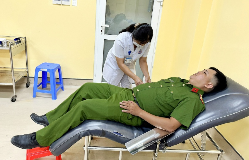 Cán bộ Công an tỉnh Kiên Giang kịp thời hiến máu cứu bệnh nhi Cán bộ Công an tỉnh Kiên Giang kịp thời hiến máu cứu bệnh nhi