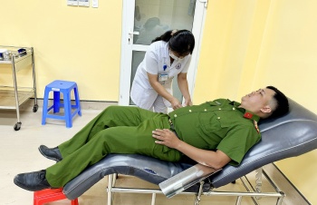 can bo cong an tinh kien giang kip thoi hien mau cuu benh nhi