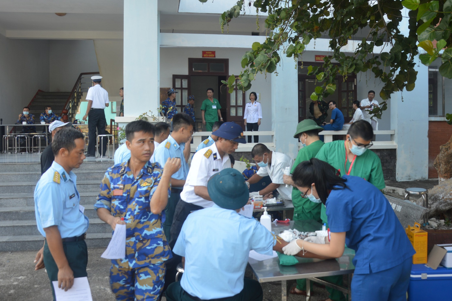 Chăm sóc sức khỏe cho quân, dân huyện đảo Trường Sa, nhà giàn DK1