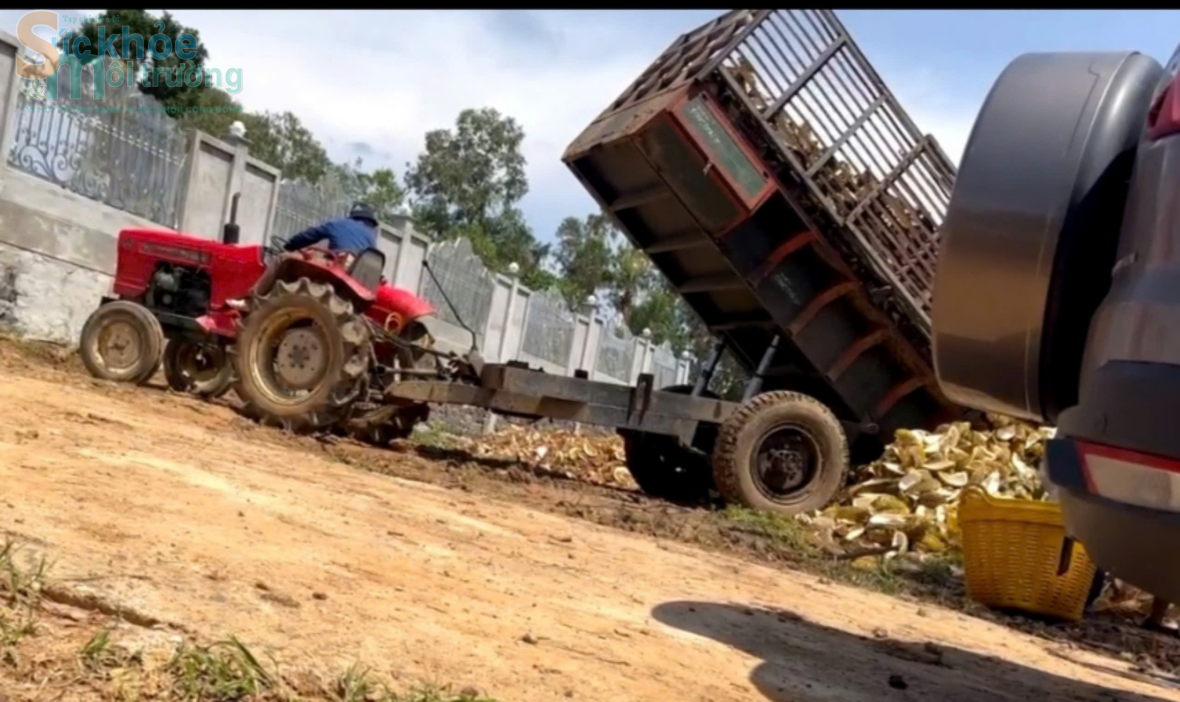 Công ty TNHH XNK nông sản Hoàng Sang ngang nhiên dùng máy kéo đổ vỏ sầu riêng bừa bãi bãi ra bên ngoài