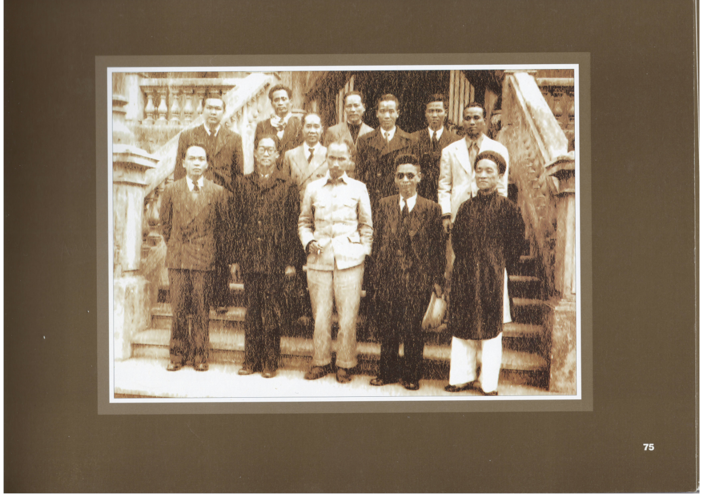 Trong giới nhiếp ảnh, không mấy ai có may mắn như Nguyễn Bá Khoản, sớm giác ngộ cách mạng được chụp ảnh cho Báo Tin Tức – Cơ quan Mặt trận Dân chủ từ những năm 1937 - 1938, tiếp đó ông làm việc cho Báo Cứu Quốc (1942 – 1946).