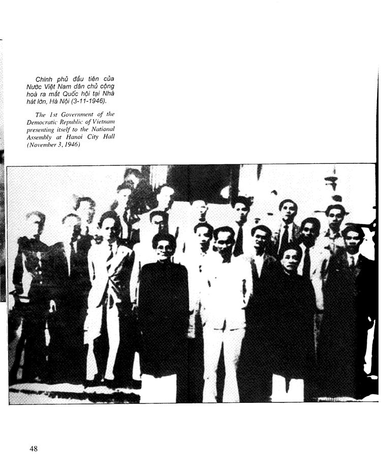 ​Chính phủ đầu tiên của nước Việt Nam Dân chủ Cộng hòa ra mắt Quốc hội tại Nhà hát Lớn, Hà Nội (ngày 3/11/1946).