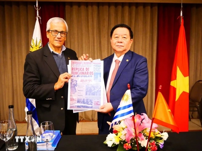 Tổng Bí thư Đảng Cộng sản Uruguay Juan Castillo tặng Trưởng Ban Tuyên giáo Trung ương Nguyễn Trọng Nghĩa bài viết kể về câu chuyện Chủ tịch Hồ Chí Minh tới Montevideo vào năm 1920 được đăng trên tờ El Polular, cơ quan ngôn luận của Đảng Cộng sản Uruguay. (Ảnh: Diệu Hương/TTXVN) Tổng Bí thư Đảng Cộng sản Uruguay Juan Castillo tặng Trưởng Ban Tuyên giáo Trung ương Nguyễn Trọng Nghĩa bài viết kể về câu chuyện Chủ tịch Hồ Chí Minh tới Montevideo vào năm 1920 được đăng trên tờ El Polular, cơ quan ngôn luận của Đảng Cộng sản Uruguay. (Ảnh: Diệu Hương/TTXVN)